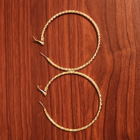 18K Gold Plated Textured Hoop Earrings - Picture 6 of 8